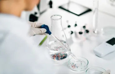 Джерела забруднення води мікропластиком та способи очищення